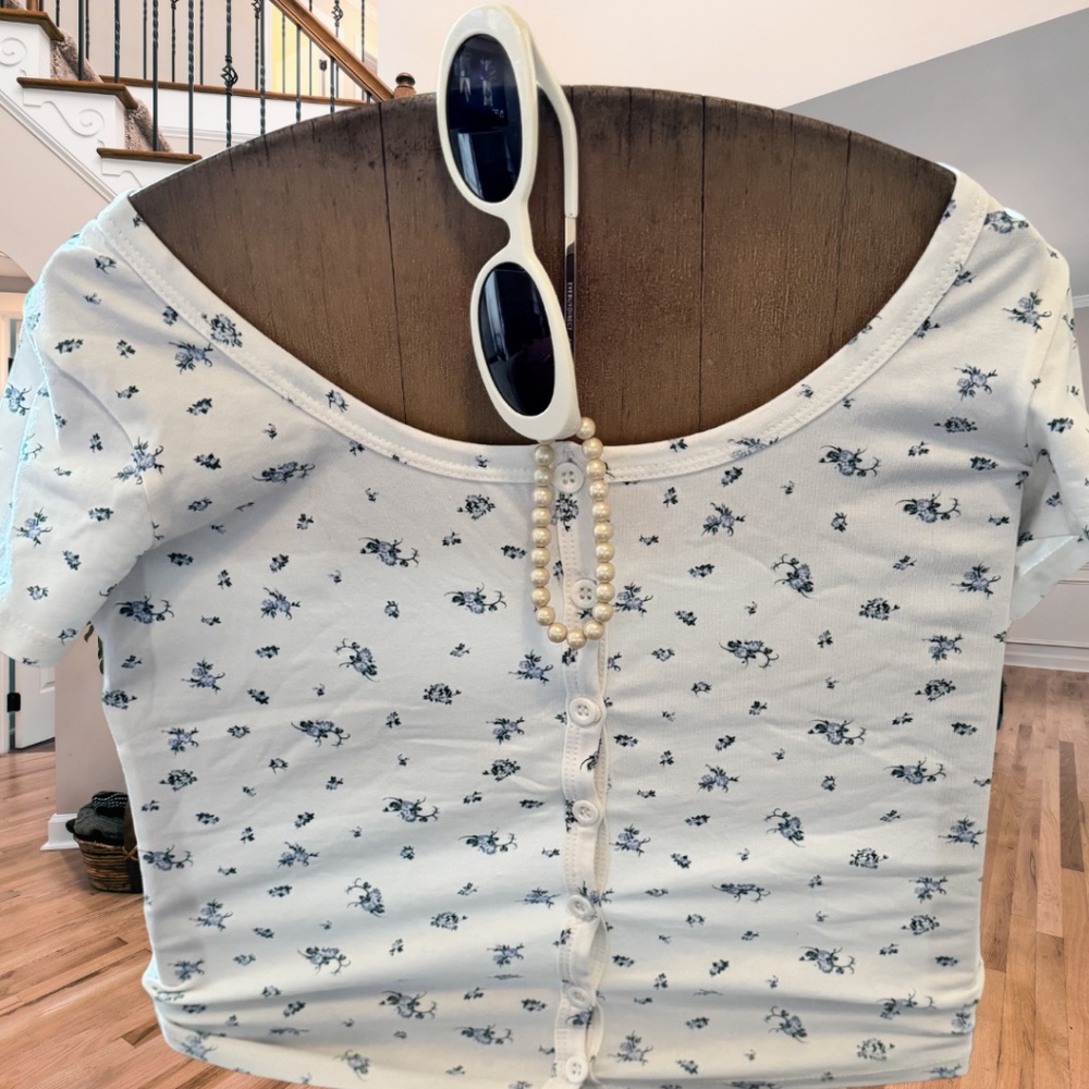 Floral white crop top with buttons